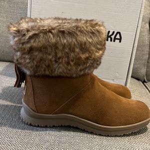 Minnetonka fur lined suede winter ankle boot.